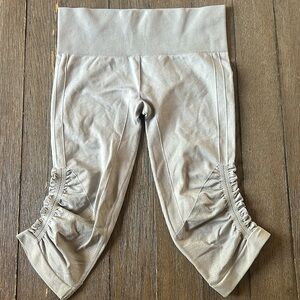 Lululemon Women's In The Flow Crop II Heathered Medium Grey Size 8 Stretch